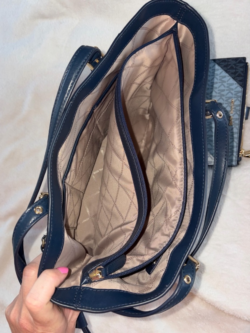 MICHAEL KORS Voyager Bag & Wallet Like New!! - Picture 10 of 15